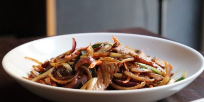 RIndfleisch mit Zwiebeln